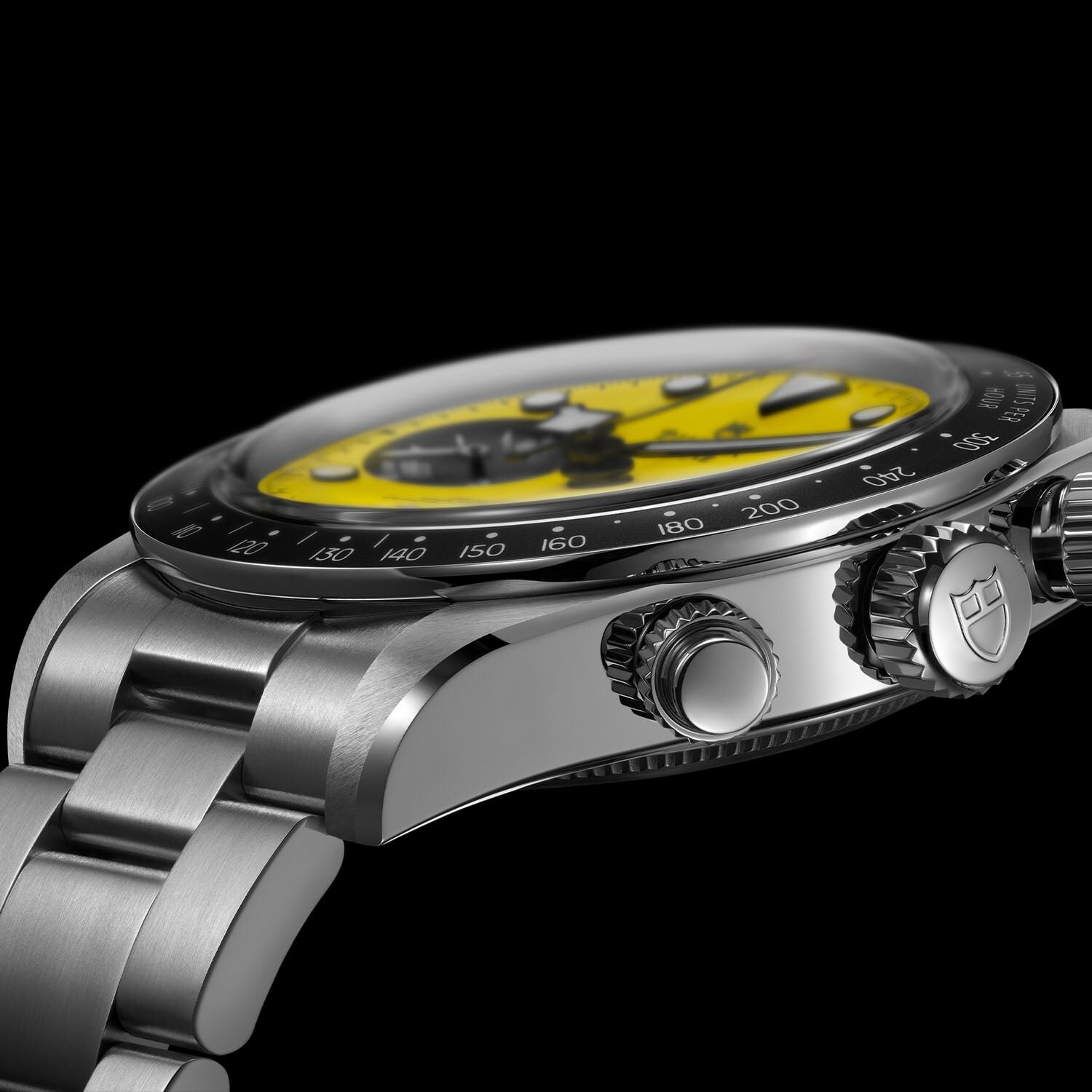 Side profile of the Black Bay Chrono 39 on its three-link steel bracelet, showing the slimmer 13.1mm case, the new screw-down crown and the screwed chronograph pushers
