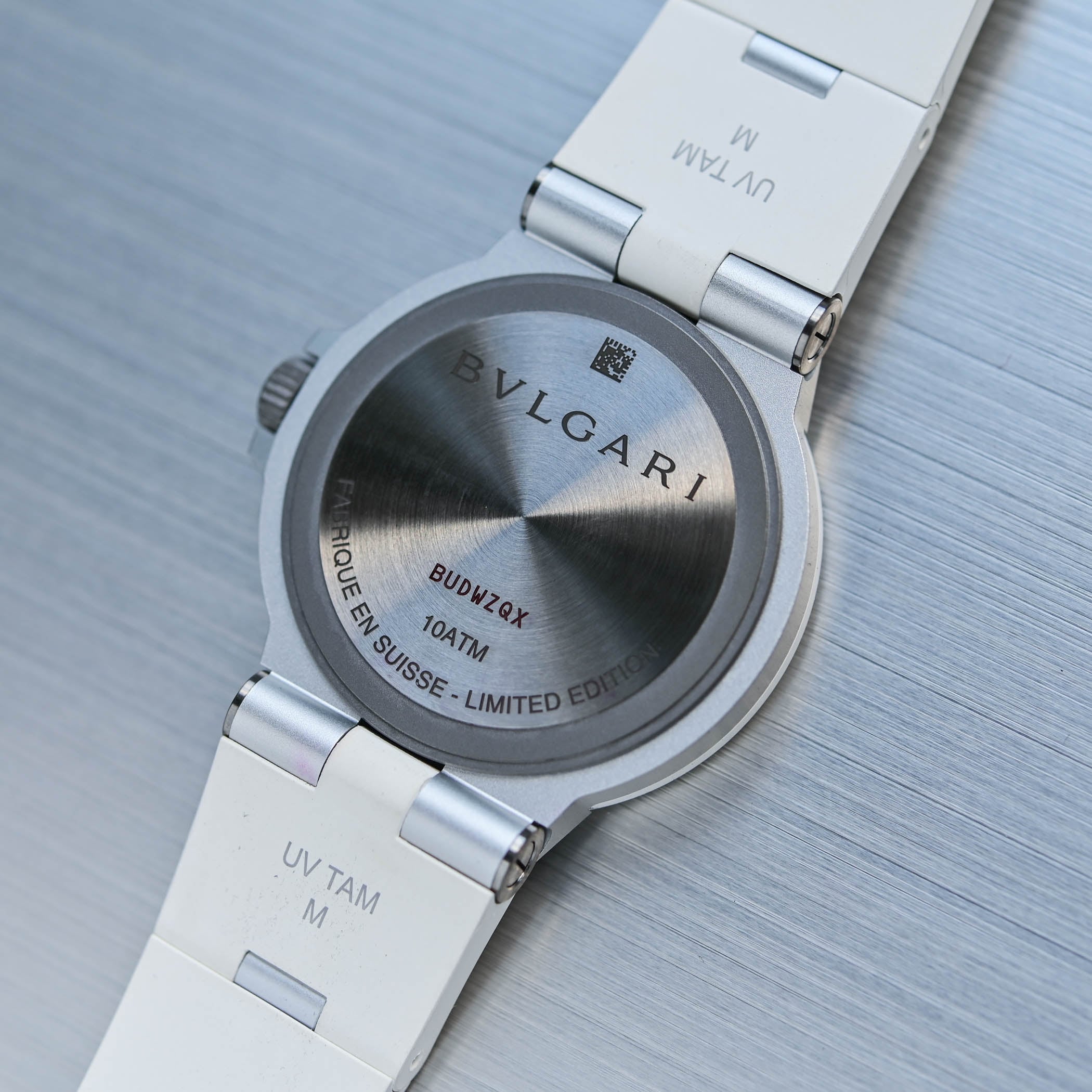 Sandblasted aluminium caseback of the Bulgari Aluminium Ice Blue engraved Bvlgari, 10ATM and Fabrique en Suisse Limited Edition, red edition code, white rubber strap with aluminium hardware