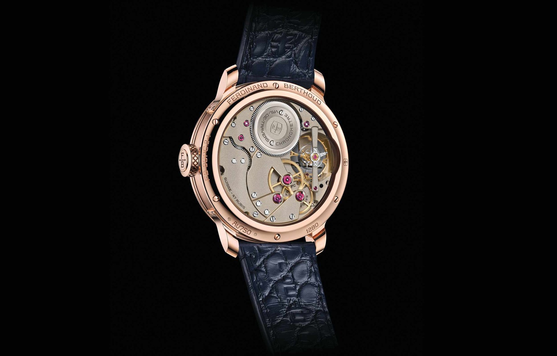 Caseback of the FB 3SPC.2-1 in rose gold, sapphire crystal showing the nickel silver bridges with hand-polished bevels, the large barrel under its arched bridge and the balance, with the blue alligator strap curling below