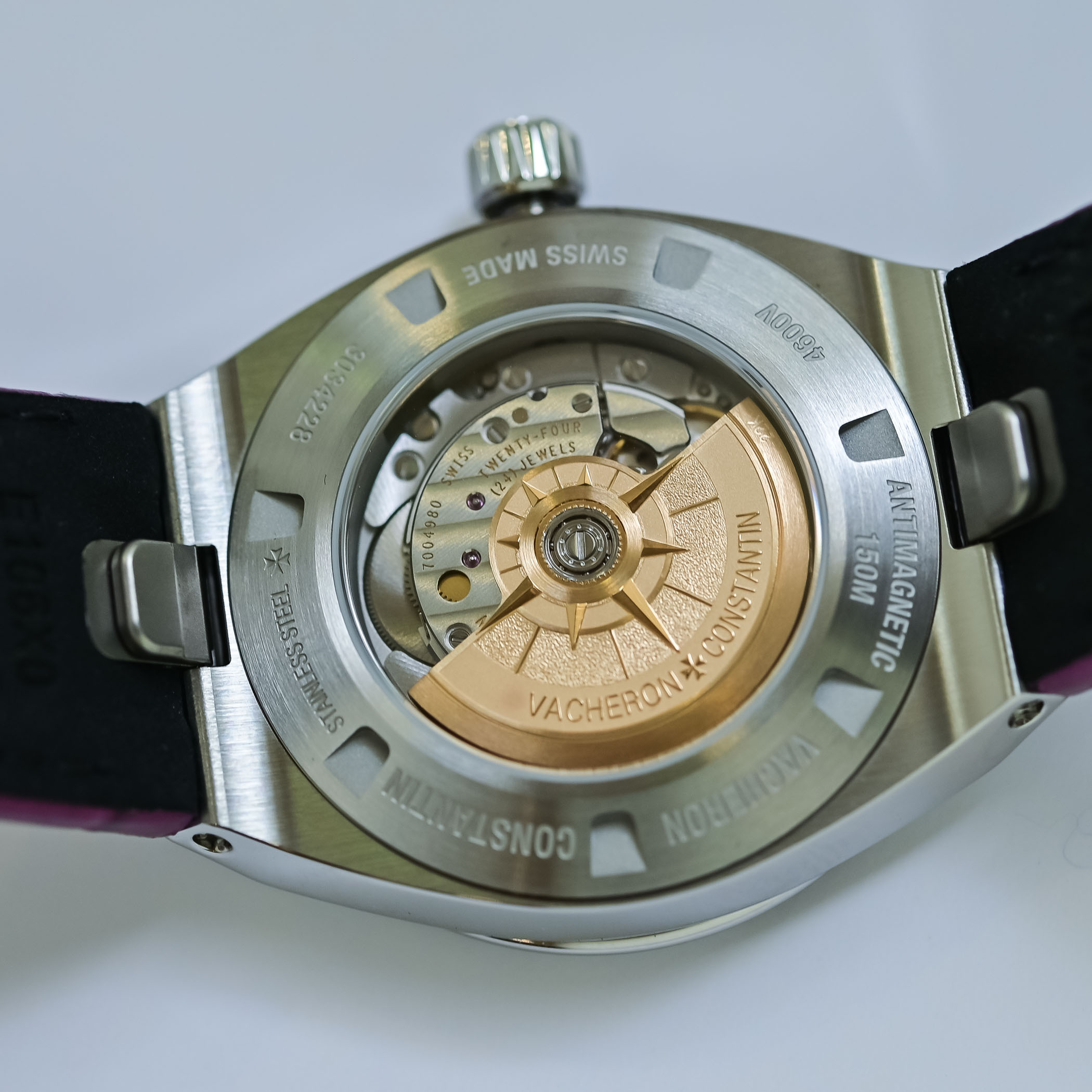 Sapphire caseback of the steel Overseas 34.5mm engraved ANTIMAGNETIC 150M and STAINLESS STEEL, showing the calibre 1088/1 and its 22k gold rotor decorated with a compass rose