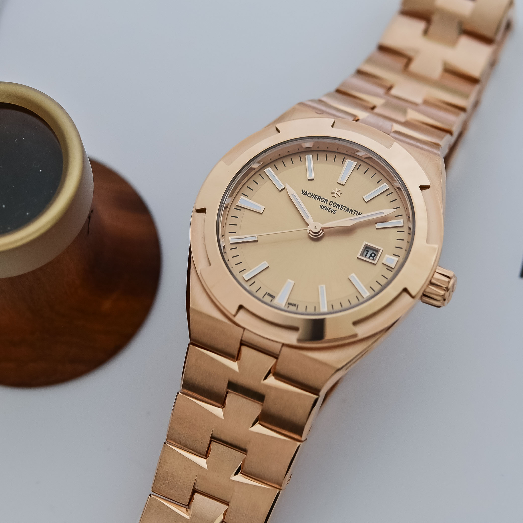 The 18k pink gold Overseas Self-Winding 34.5mm, ref. 4600V/200R-H128, with a golden sunburst dial on the matching pink gold half-Maltese-Cross bracelet