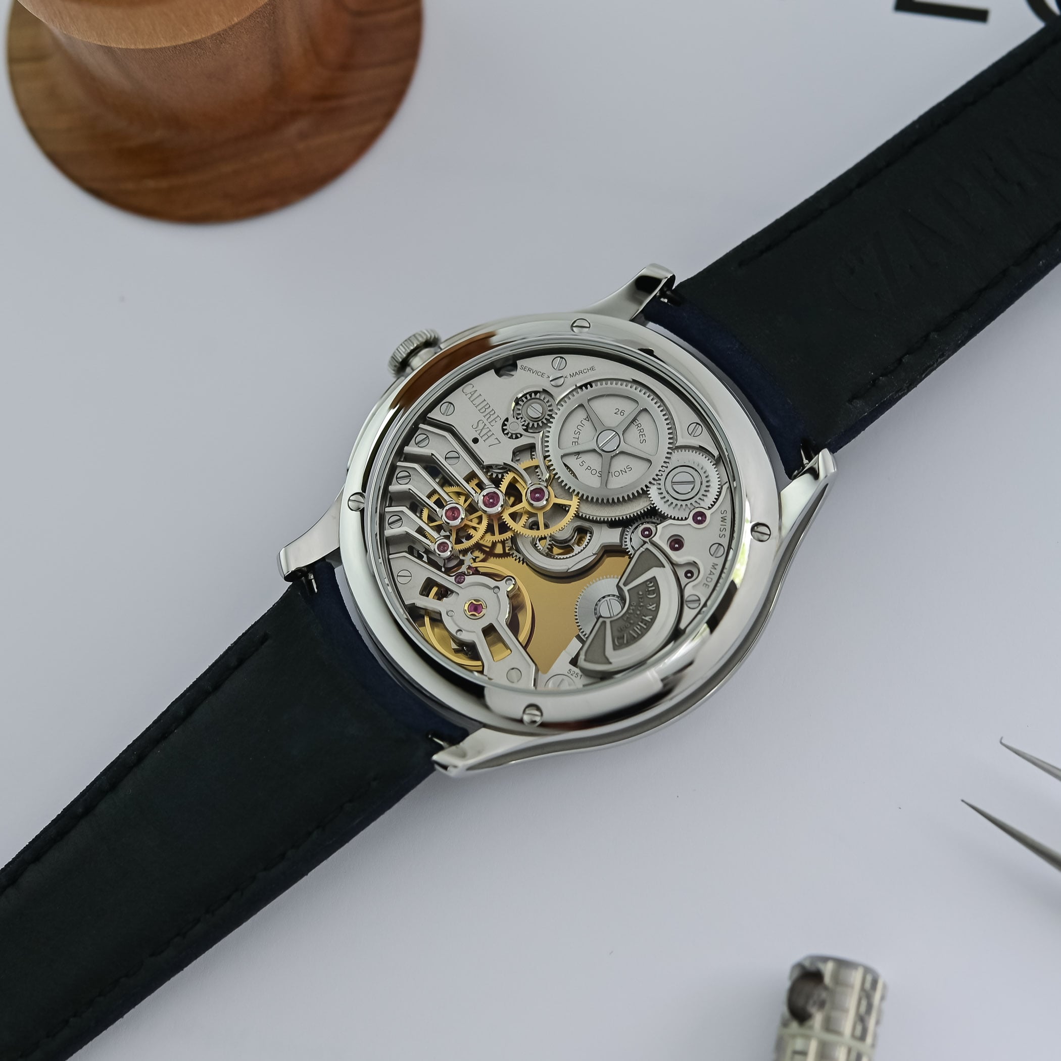 The sapphire caseback of the Promenade showing the Calibre SXH7, engraved Calibre SXH7 and Ajusté en 5 positions, with a recycled-platinum micro-rotor engraved Czapek & Cie, ruby jewels and polished bridges
