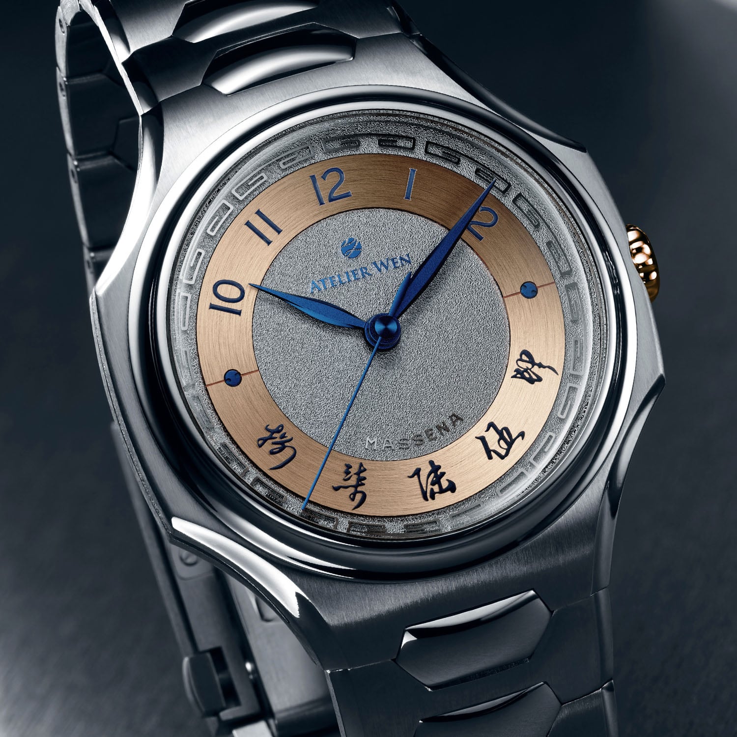Straight-on view of the Inflection Shuo dial, custom blue Arabic numerals from ten to two above and hand-calligraphed Chinese numerals below in a California layout, ATELIER WEN and MASSENA on a grained grey centre inside a rose-gold ring