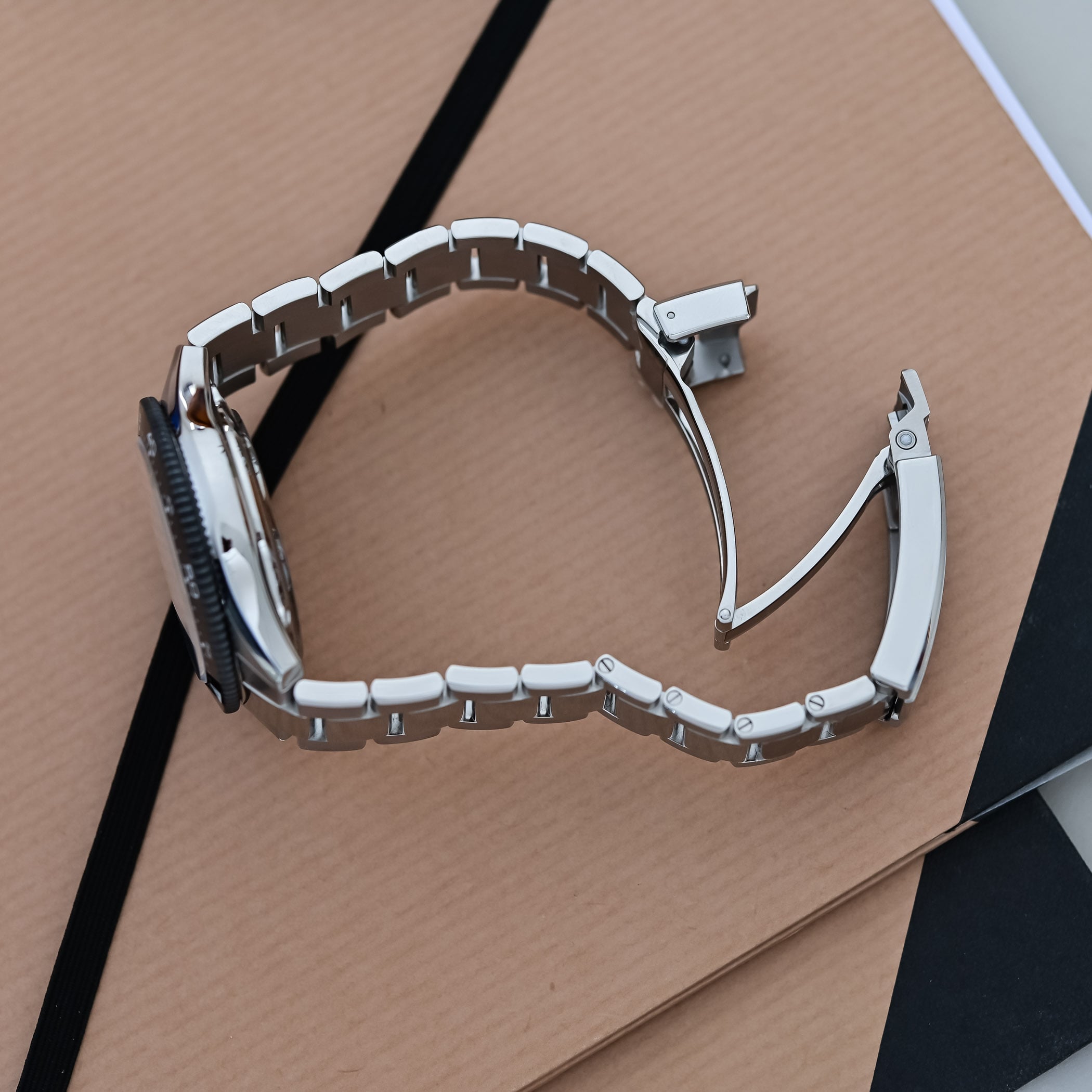 The three-link steel bracelet of the Chronomaster Solo Sport opened to show the new Zenclasp folding clasp with tool-free micro-adjustment