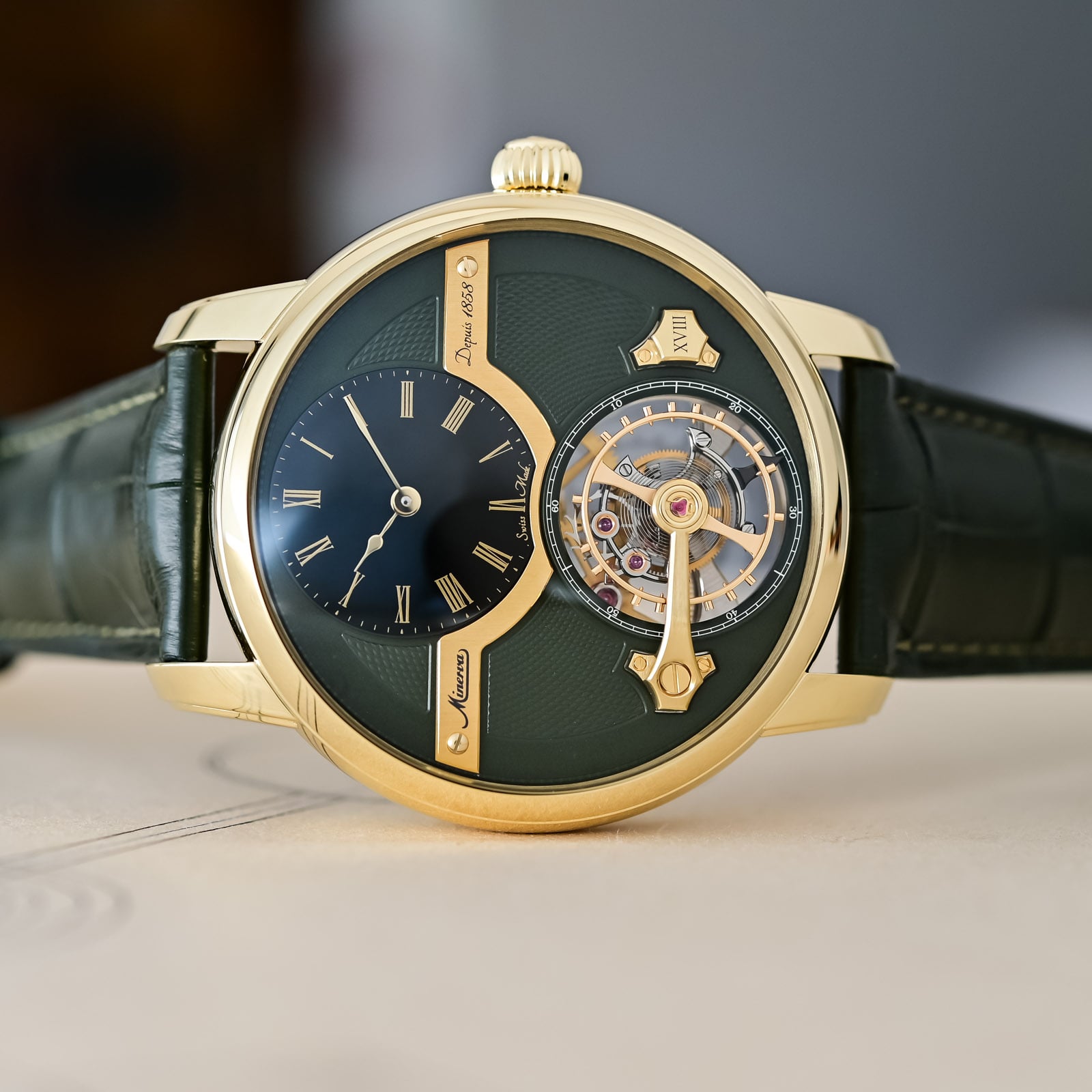 A side view of the yellow-gold case of reference 137548, showing the polished flanks, fluted crown and the olive-green alligator strap
